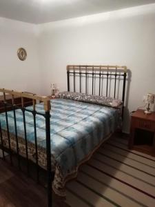 ein Schlafzimmer mit einem Etagenbett mit einer blauen Decke in der Unterkunft Casa rústica de pueblo en Sierra de Alcaraz in Salobre