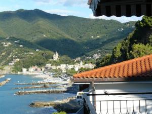 a view of a town and a body of water at Un gioiello con vista mare in Moneglia