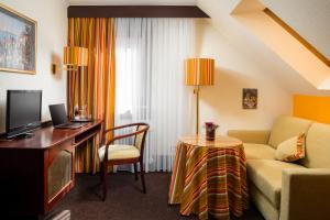 TV a/nebo společenská místnost v ubytování Hetzel Hotel Stuttgart