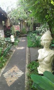 Ein Garten an der Unterkunft Kenari House