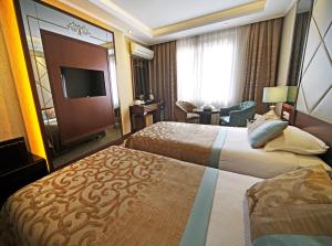 A bed or beds in a room at The Parma Hotel Downtown