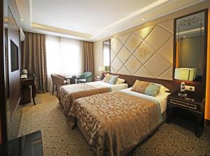A bed or beds in a room at The Parma Hotel Downtown