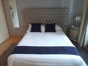 Postel nebo postele na pokoji v ubytování Logis Hôtel Saint Martin