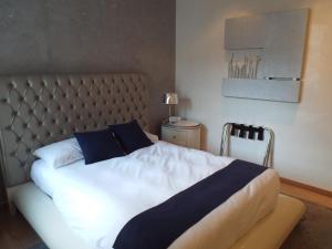 Postel nebo postele na pokoji v ubytování Logis Hôtel Saint Martin + 37 fotografií