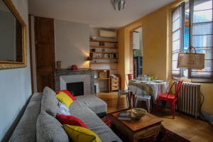 uma sala de estar com um sofá e uma mesa em Ingres by Cocoonr em Toulouse