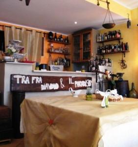 B&B Il Cantuccio في فوندي: مطعم مع طاولة في الغرفة