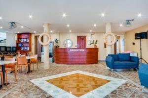 un vestíbulo con un sofá y sillas azules y un bar en Cawit Resort and Cafe en Camotes Islands