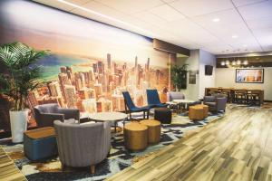 a lobby with tables and chairs and a city mural at La Quinta Inn & Suites by Wyndham Chicago Downtown in Chicago