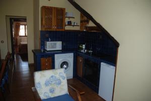 a kitchen with a washer and dryer in a room at Lugar do Sixto in Cordido