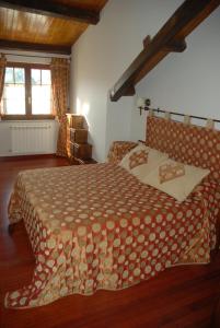 a bedroom with a large bed in a room at Lugar do Sixto in Cordido