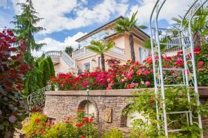 a house with flowers in front of it at Villa am Schwallenberg in Adenau