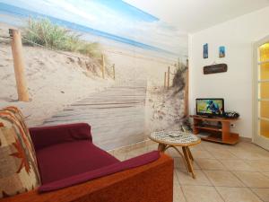 salon z malowidłem plażowym w obiekcie Apartment Suzana 1849 w Fažanie
