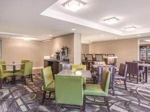 a dining room with tables and chairs and a cafeteria at La Quinta by Wyndham Columbia / Fort Meade in Jessup +33 photos