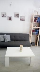 uma mesa de café branca numa sala de estar com um sofá em casa nonna Emma em Iglesias