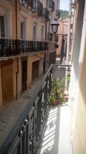 uma varanda vazia de um edifício com vista para uma rua em casa nonna Emma em Iglesias