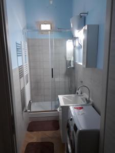 een kleine badkamer met een douche en een wastafel bij VISTAMOZZAFIATO AGRIGENTO in Agrigento