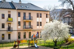 szkoła z placem zabaw przed budynkiem w obiekcie Apartment Zamojska 8 - Apartamenty GKM Lublin w mieście Lublin
