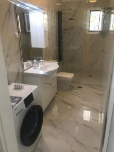 Ванная комната в Kanellos luxury apartments