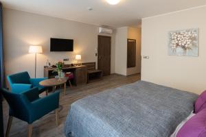 pokój hotelowy z łóżkiem, stołem i krzesłami w obiekcie Hotel Melantrich w Pradze
