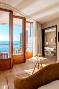 - un salon avec vue sur l'océan dans l'établissement Hotel de Mar Gran Meliá - Adults Only - The Leading Hotels of the World, à Illetas