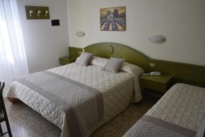 Un pat sau paturi într-o cameră la Hotel Marilù