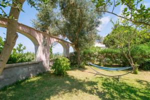 a hammock in the shade under a bridge at La rosa dei venti in Procida