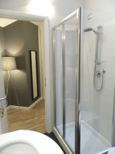 La salle de bains est pourvue d'une douche et de toilettes. dans l'établissement MoAA - Modern Art Apartment, à Desenzano del Garda