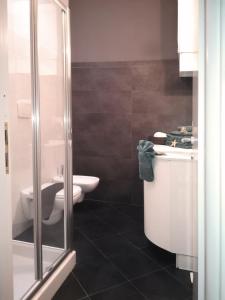 uma casa de banho com um WC e um lavatório em MoAA - Modern Art Apartment em Desenzano del Garda