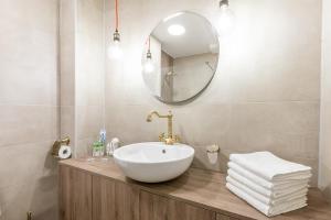 Ένα μπάνιο στο Tamara Luxury Apartments +59 φωτογραφίες