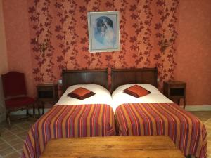 מיטה או מיטות בחדר ב-Auberge Les Hauts De Chenas