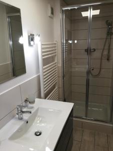 Koupelna v ubytování Elbhangzimmer Dresden + 37 fotografií