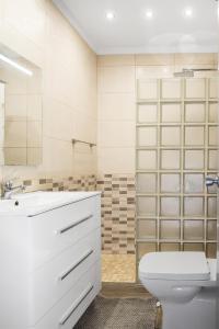 łazienka z białą umywalką i toaletą w obiekcie MARAZUL VISTA AL MAR w mieście Callao Salvaje