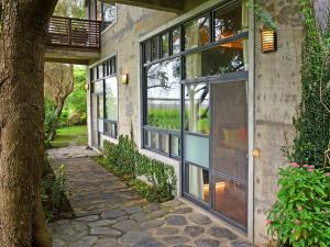 eine Außenansicht eines Hauses mit großen Fenstern in der Unterkunft Nantou Puli Sunrise Villa Homestay B&B in Puli