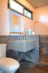 ein Badezimmer mit Waschbecken und Toilette in der Unterkunft Nantou Puli Sunrise Villa Homestay B&B in Puli