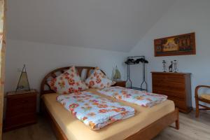 1 dormitorio con 1 cama con 2 almohadas en Apartment Eva, en Wimbach