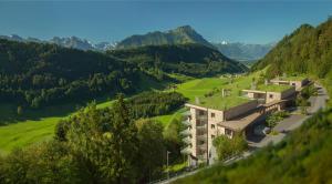 eine Luftansicht eines Resorts in den Bergen in der Unterkunft Bürgenstock Residences Suites in Bürgenstock