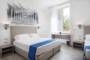 ein weißes Schlafzimmer mit einem Bett und einem Fenster in der Unterkunft B&B Toledo one in Neapel