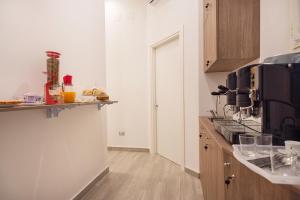 eine Küche mit einer Arbeitsplatte und einer Mikrowelle in der Unterkunft B&B Toledo one in Neapel