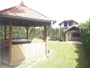 Un jardín fuera de Apartmani Milivojevic