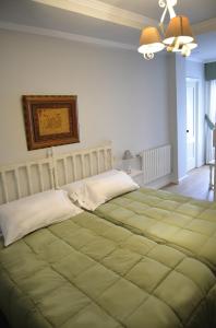 1 dormitorio con 1 cama grande en una habitación en Hotel Tres Carabelas, en Baiona