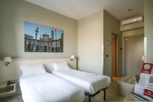 Postel nebo postele na pokoji v ubytování Best Quality Hotel Dock Milano