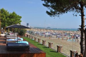 einen Strand mit einem Haufen Sonnenschirme und Stühle in der Unterkunft Quartz Apartament in Durrës