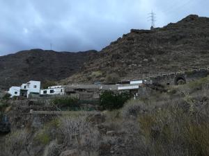 Ein Zug ist auf einem Hügel mit einem Berg. in der Unterkunft La Casita de Estrella in Candelaria