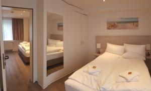 Un pat sau paturi într-o cameră la Hotel Angelo