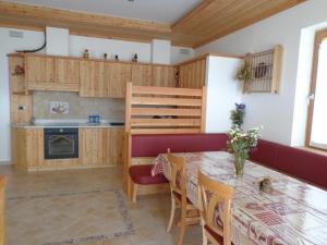 a kitchen and dining room with a table and chairs at Affittacamere Dolce Sogno in Coredo