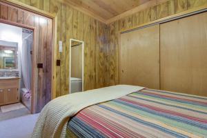 מיטה או מיטות בחדר ב-Castle Rock Cabin #2