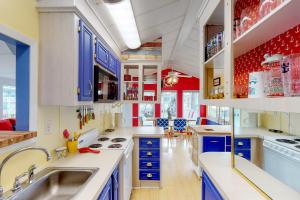 una cocina con armarios azules y fregadero en Long Island Village Unit 658, en Port Isabel
