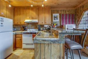 kuchnia z drewnianymi szafkami, zlewem i lodówką w obiekcie Castle Rock Cabin #2 w mieście Big Bear Lake