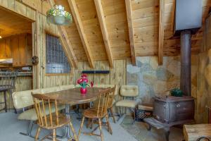 jadalnia ze stołem, krzesłami i kuchenką w obiekcie Castle Rock Cabin #2 w mieście Big Bear Lake
