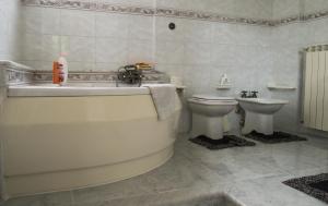 イグレージアスにあるcasa ortensiaのバスルーム(バスタブ、トイレ、シンク付)